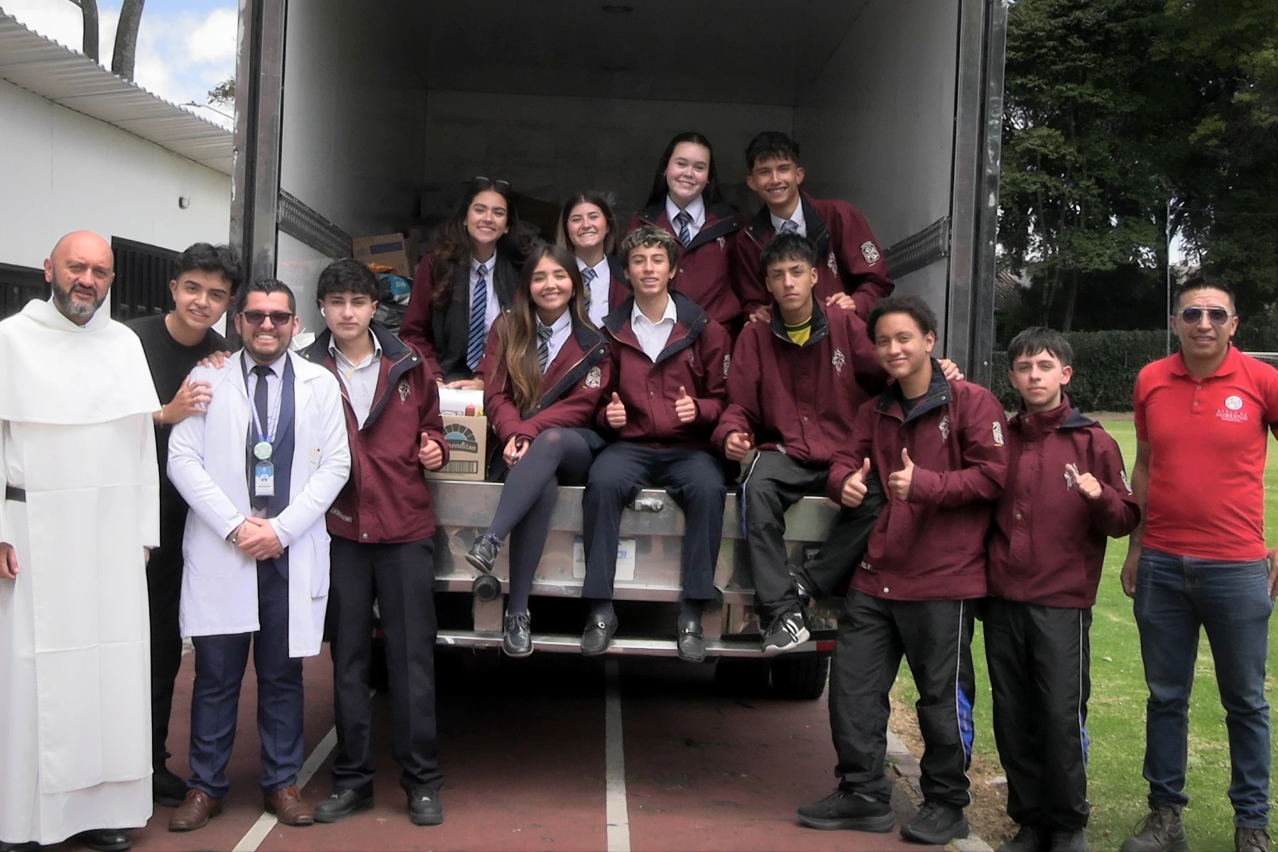 Estudiantes del programa CAS con la comunidad