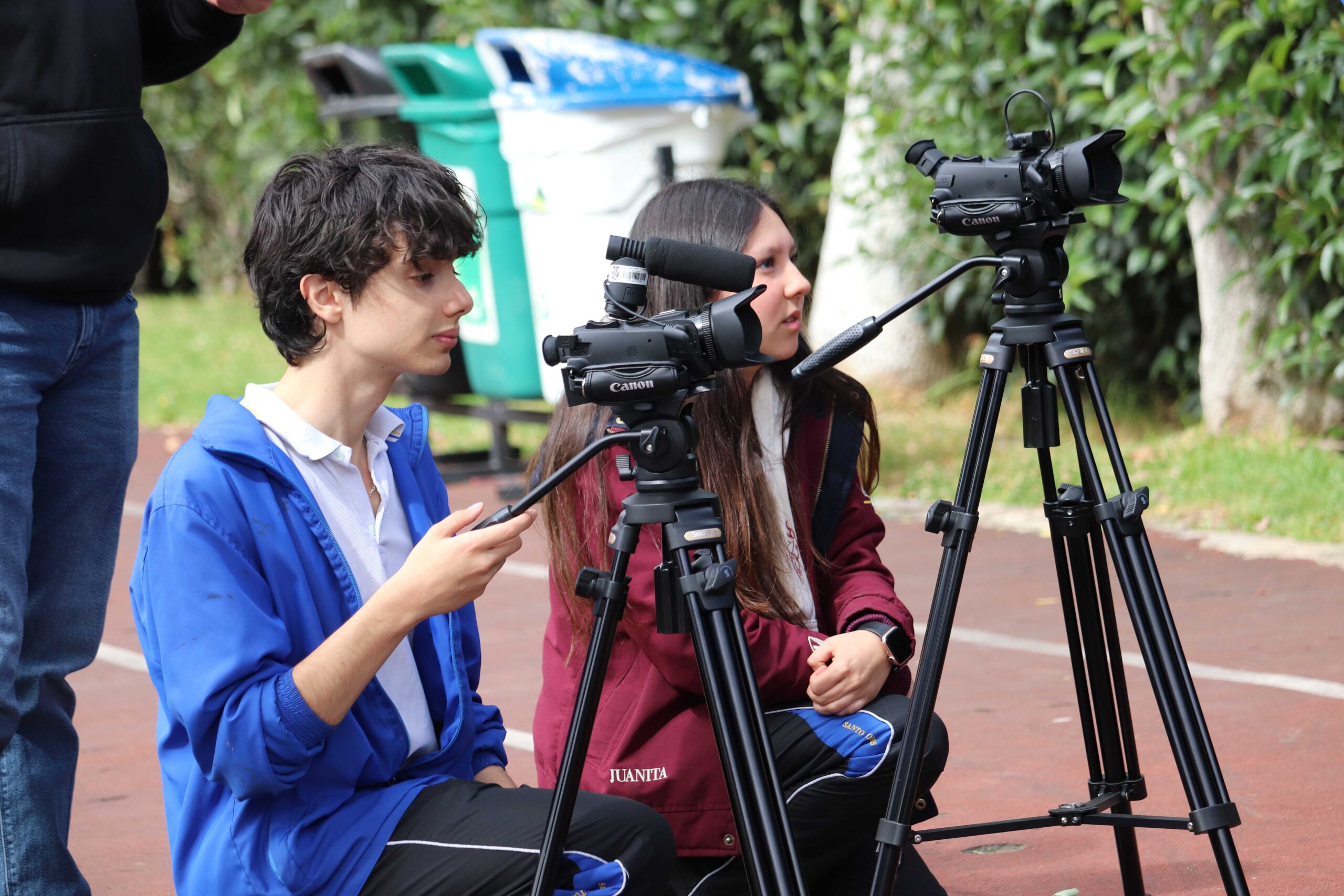 Estudiantes frente y detrás de cámara